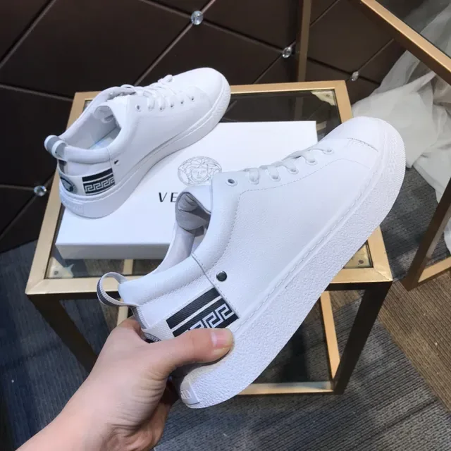 Versace أحذية رياضية بيضاء وسوداء من الجلد مع شعار Medusa-Tongue Emblem نمط حياة 5