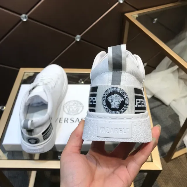 Versace أحذية رياضية بيضاء وسوداء من الجلد مع شعار Medusa-Tongue Emblem نمط حياة 6