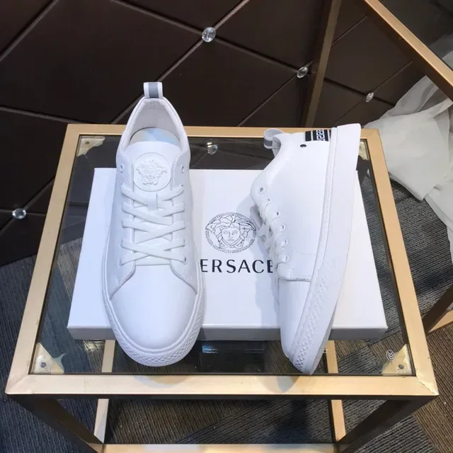 Versace أحذية رياضية بيضاء وسوداء من الجلد مع شعار Medusa-Tongue Emblem نمط حياة 8