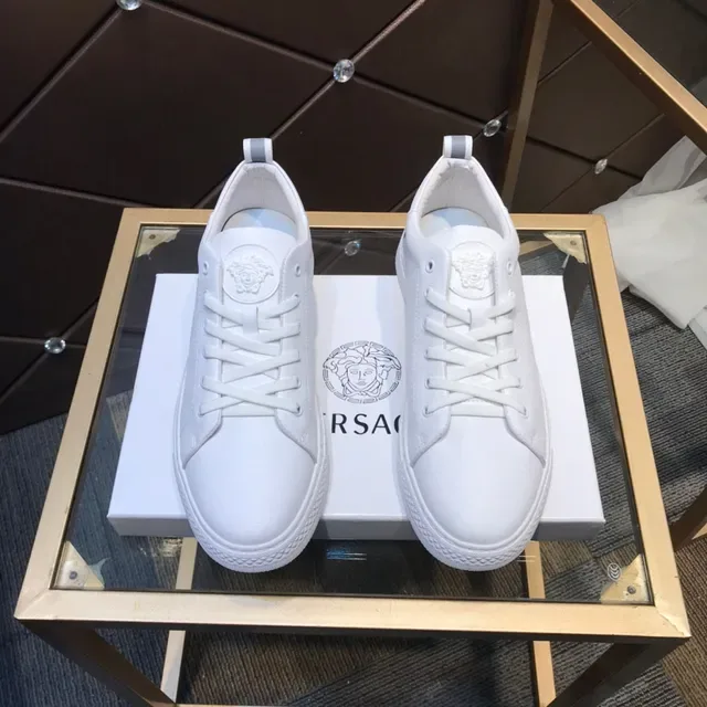 Versace أحذية رياضية بيضاء وسوداء من الجلد مع شعار Medusa-Tongue Emblem نمط حياة 9