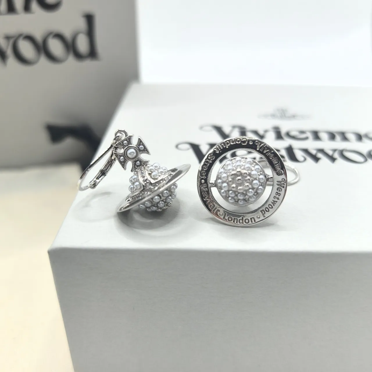 Vivienne Westwood Orb brincos de prata e ouro com pérolas engastadas 3