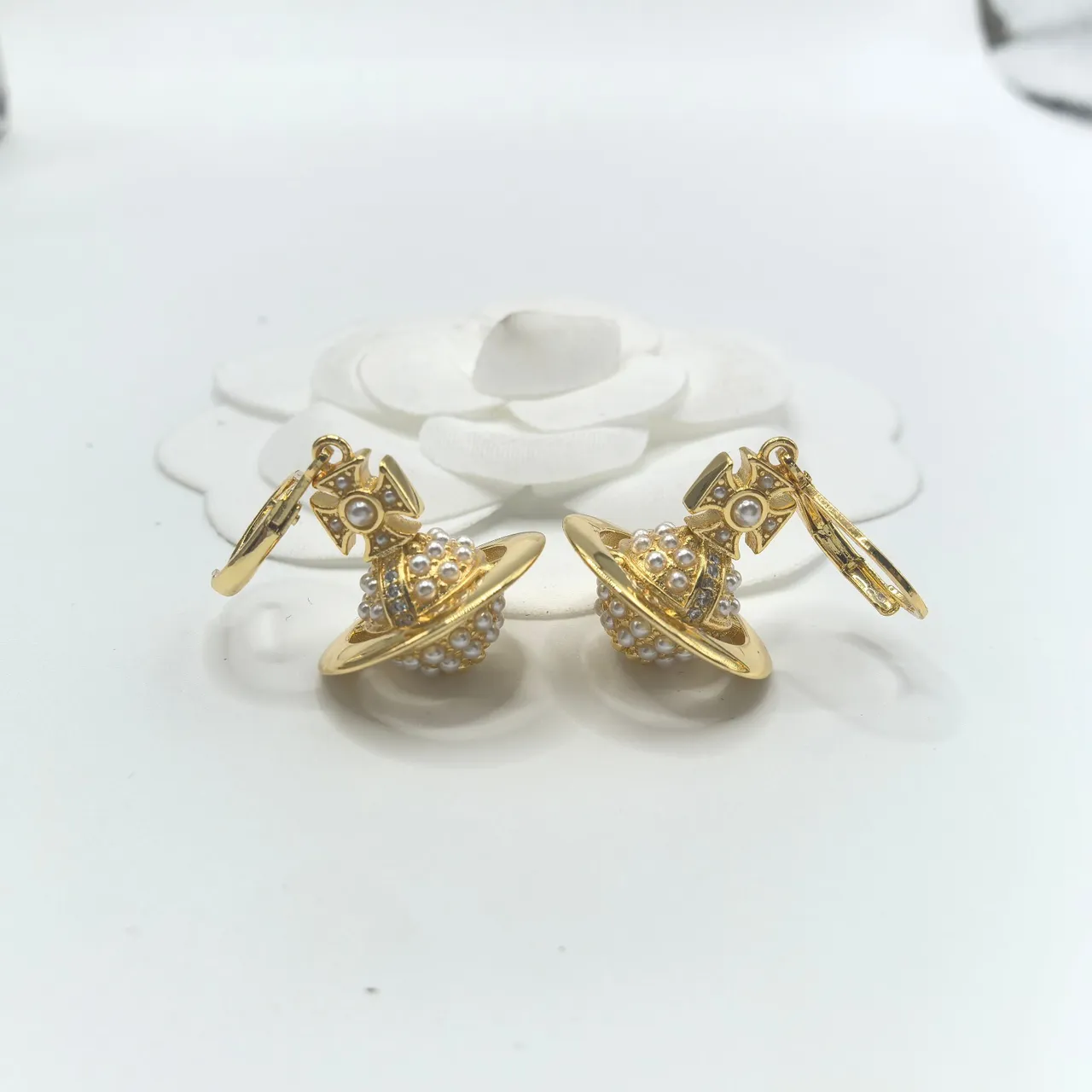 Vivienne Westwood Orb brincos de prata e ouro com pérolas engastadas 4