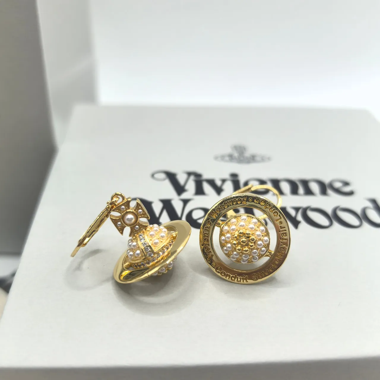 Vivienne Westwood Orb brincos de prata e ouro com pérolas engastadas 6