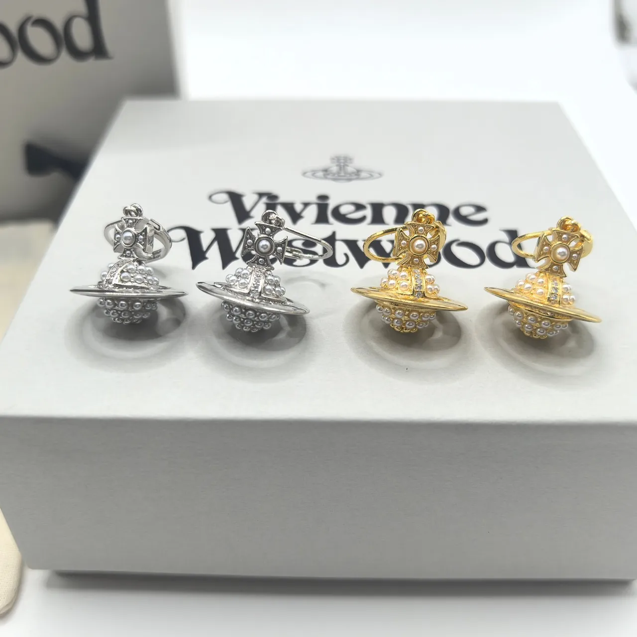 Vivienne Westwood Orb brincos de prata e ouro com pérolas engastadas 8