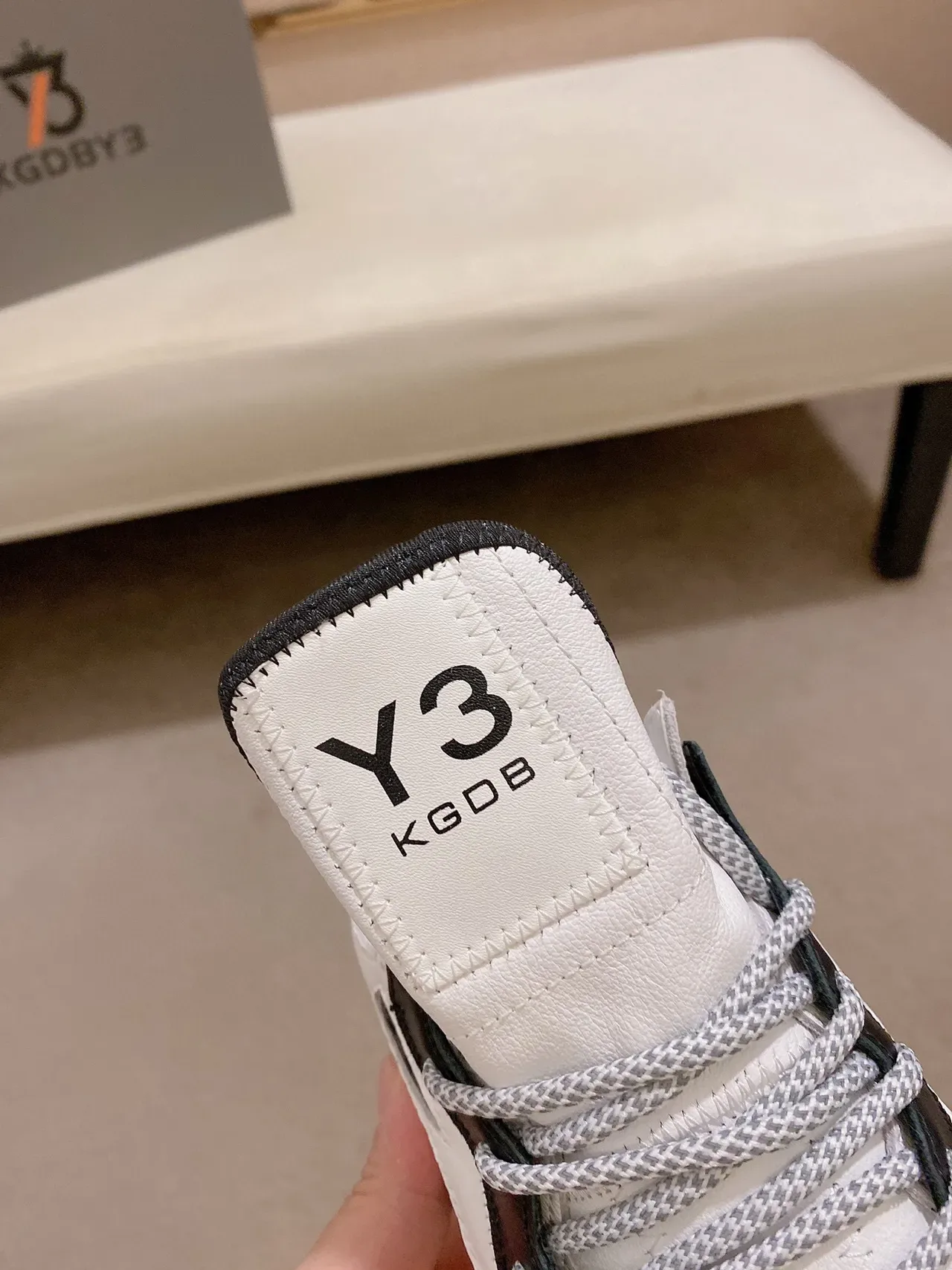 Y-3 Kobo সাদা কালো স্কাল্পটেড মিডসোল মেশ-এন্ড-লেদার ওভারলে চাঙ্কি স্নিকার্স 4