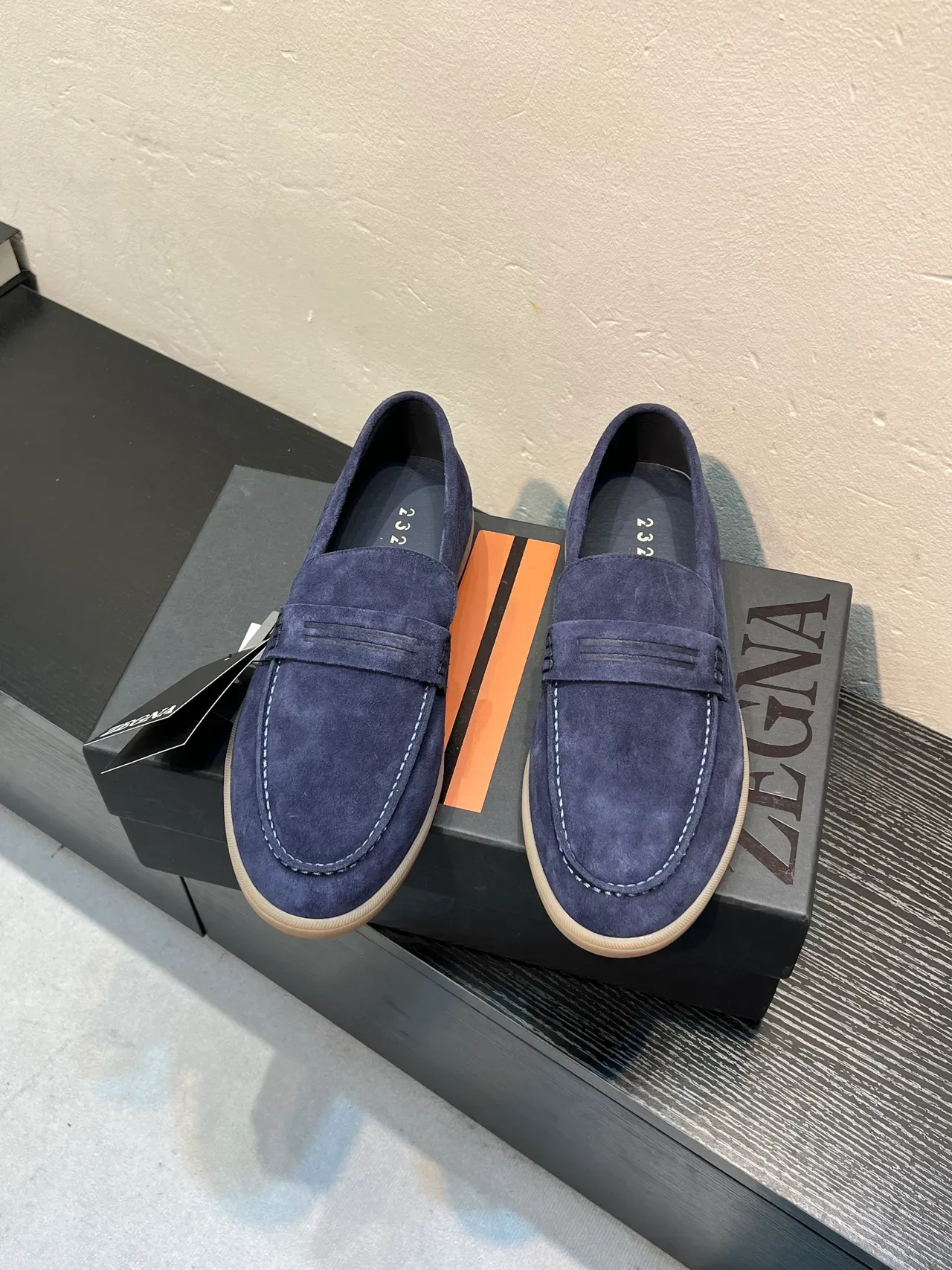 Mocassim Zegna azul bege cabedal de camurça com tira penny 2