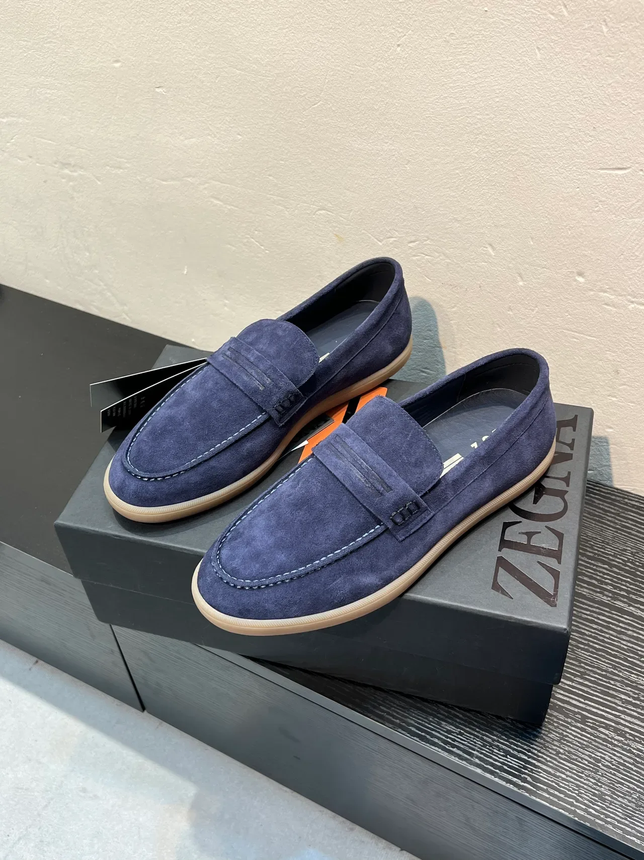 Mocassim Zegna azul bege cabedal de camurça com tira penny 3