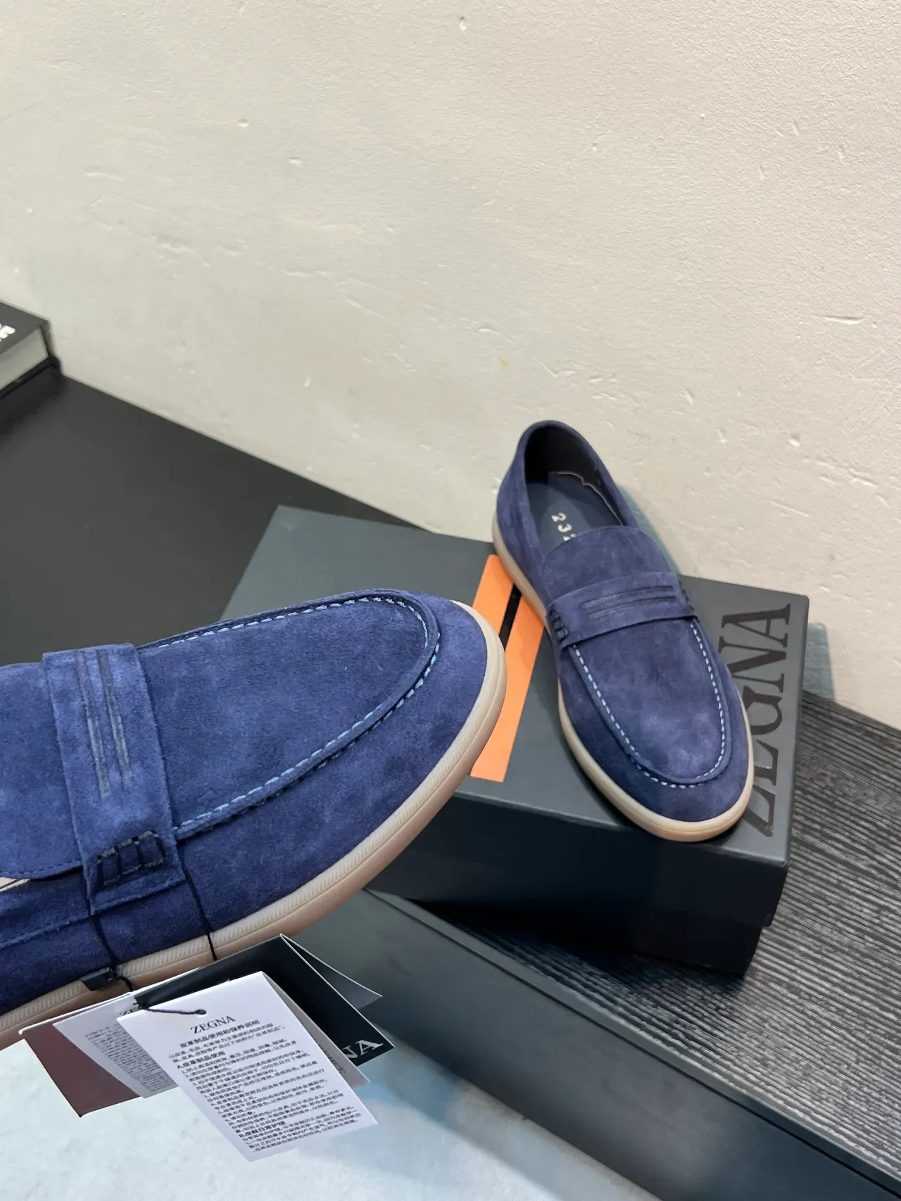 Mocassim Zegna azul bege cabedal de camurça com tira penny 7