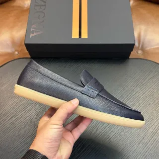 Zegna नेवी बीज पेबल्ड लेदर पेनी स्ट्रैप लोफर