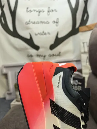 Adidas Adios Boost সাদা কমলা স্কাল্প্টেড গ্রেডিয়েন্ট মিডসোল তিন স্ট্রাইপ সাইড প্যানেল দৌড়ের জুতা 3