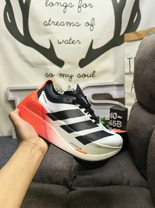 Adidas Adios Boost সাদা কমলা স্কাল্প্টেড গ্রেডিয়েন্ট মিডসোল তিন স্ট্রাইপ সাইড প্যানেল দৌড়ের জুতা 5