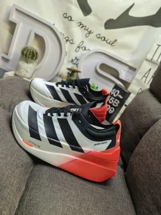 Adidas Adios Boost সাদা কমলা স্কাল্প্টেড গ্রেডিয়েন্ট মিডসোল তিন স্ট্রাইপ সাইড প্যানেল দৌড়ের জুতা 7