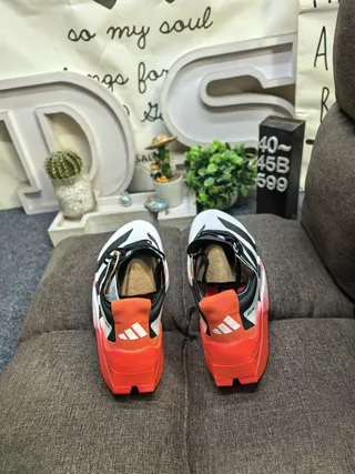 Adidas Adios Boost সাদা কমলা স্কাল্প্টেড গ্রেডিয়েন্ট মিডসোল তিন স্ট্রাইপ সাইড প্যানেল দৌড়ের জুতা 8