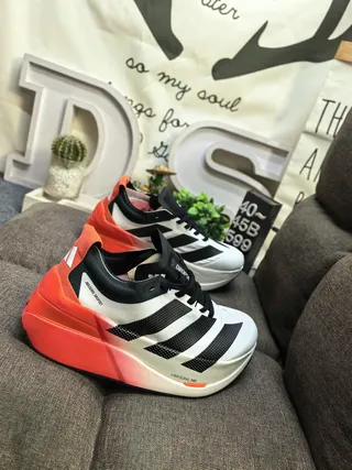 Adidas Adios Boost সাদা কমলা স্কাল্প্টেড গ্রেডিয়েন্ট মিডসোল তিন স্ট্রাইপ সাইড প্যানেল দৌড়ের জুতা 9
