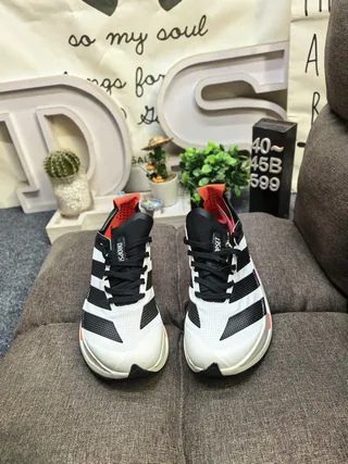 Adidas Adios Boost সাদা কমলা স্কাল্প্টেড গ্রেডিয়েন্ট মিডসোল তিন স্ট্রাইপ সাইড প্যানেল দৌড়ের জুতা 10