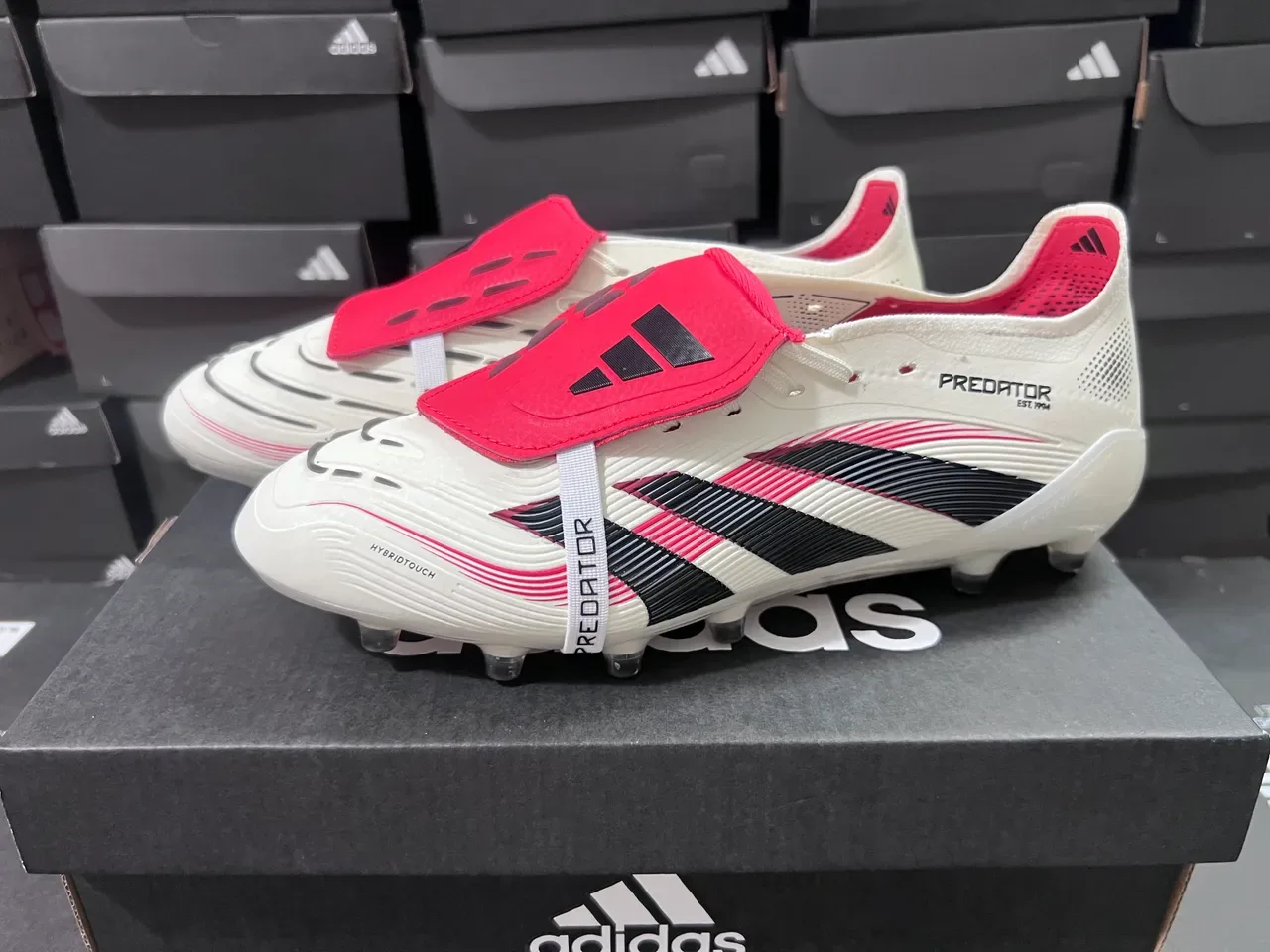 Adidas Bege Preto Baixo Molded FG Cleat Texturizado Anteiropé Campo Firme Sapatos de Futebol 18