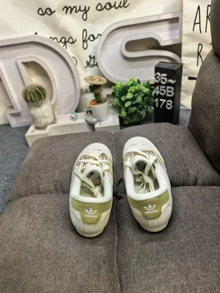 Adidas حذاء لايف ستايل بيج أصفر جلد علوي مبطن تو كاب 8