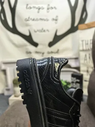 Adidas Zapatillas Negros y Dorados Texturizadas con Acento 3