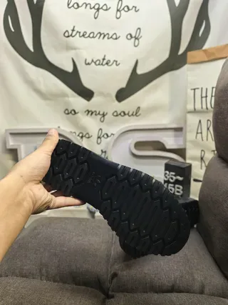 Adidas Zapatillas Negros y Dorados Texturizadas con Acento 4