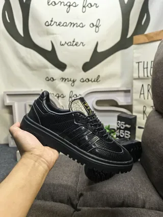 Adidas Zapatillas Negros y Dorados Texturizadas con Acento 5