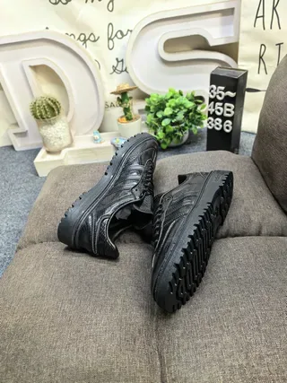 Adidas Zapatillas Negros y Dorados Texturizadas con Acento 6