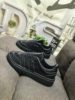 Adidas Zapatillas Negros y Dorados Texturizadas con Acento 7