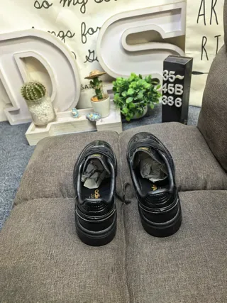 Adidas Zapatillas Negros y Dorados Texturizadas con Acento 8