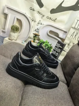 Adidas Zapatillas Negros y Dorados Texturizadas con Acento 9