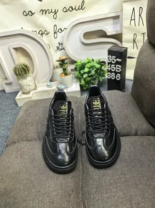 Adidas Zapatillas Negros y Dorados Texturizadas con Acento 10