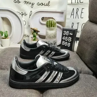 Adidas أحذية رياضية سوداء وفضية لامعة من جلد لامع مع خطوط معدنية أسلوب حياة
