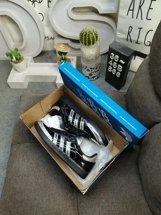 Adidas Tênis lifestyle de couro patentado preto prateado brilhante com listras metálicas 3