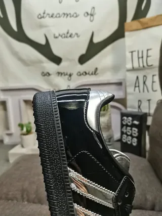 Adidas Tênis lifestyle de couro patentado preto prateado brilhante com listras metálicas 4