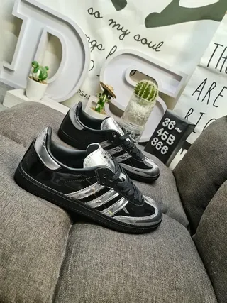 Adidas Tênis lifestyle de couro patentado preto prateado brilhante com listras metálicas 9