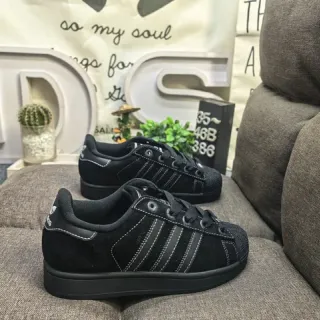 Adidas أحذية رياضية للأسلوب الحياة من الجلد السويدي الأسود فوقي مع خياطة تونال