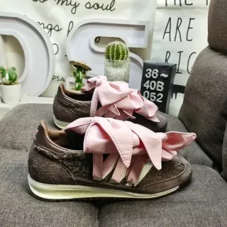 Adidas حذاء أسلوب حياة بني وردي بدون أربطة نسيج جلد الغنم المقصوص