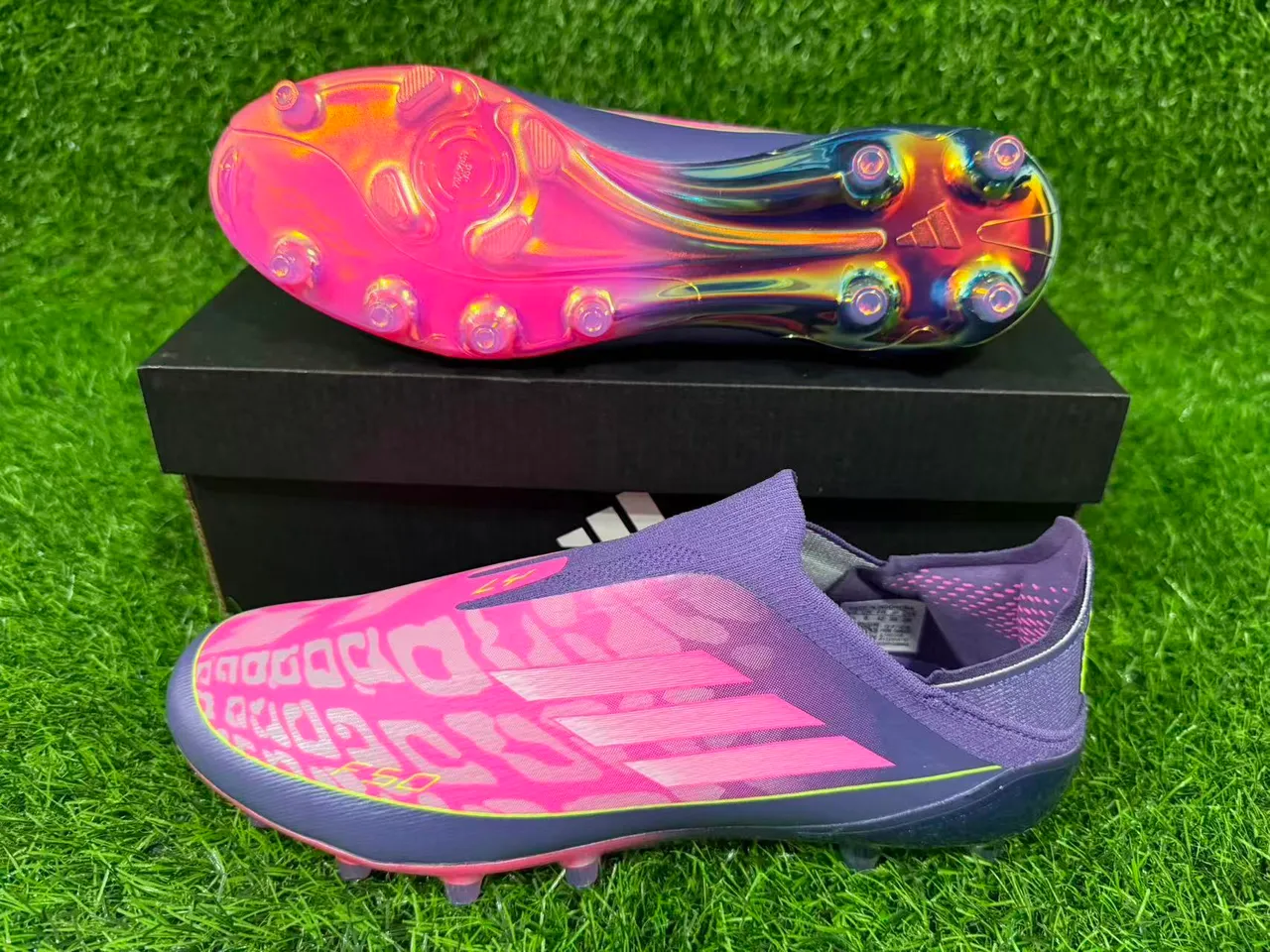Adidas F50 বেগুনি গোলাপি সক-ফিট কলার জ্যামিতিক ওভারলে ফার্ম গ্রাউন্ড সকার জুতা 2