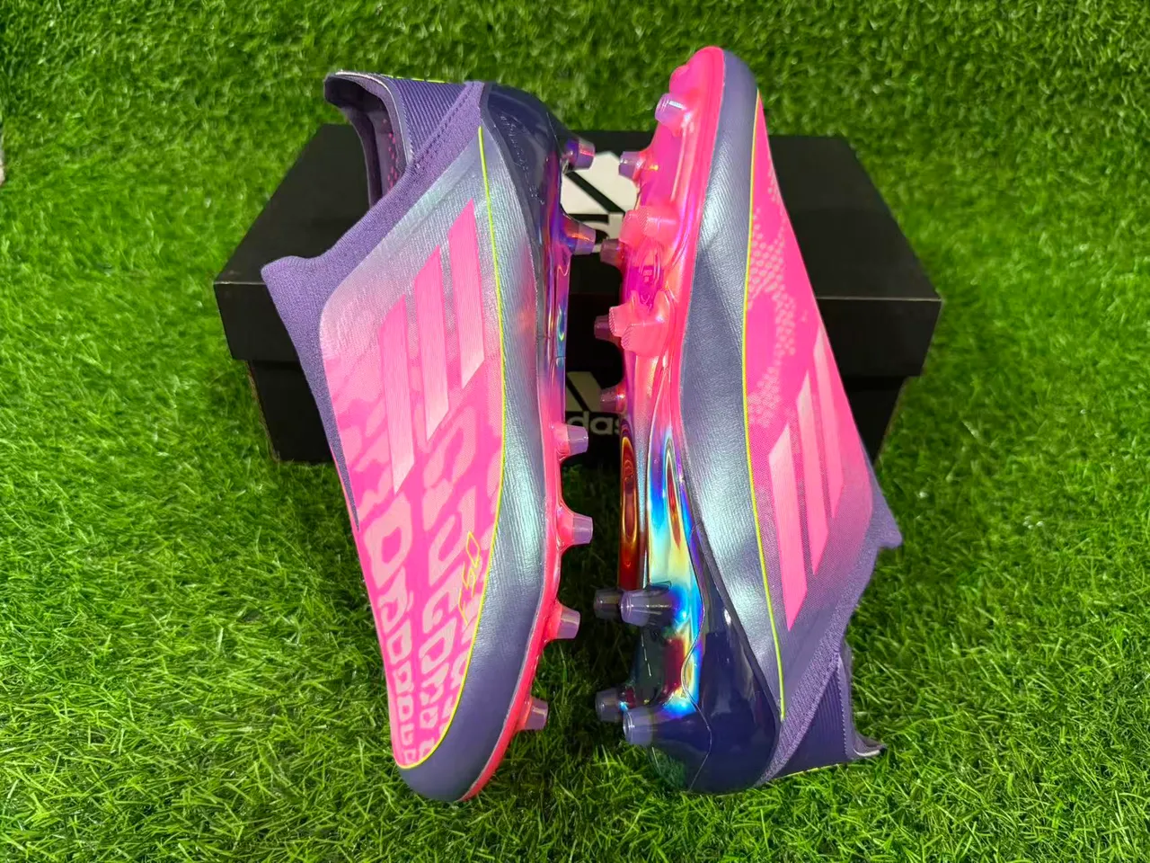 Adidas F50 বেগুনি গোলাপি সক-ফিট কলার জ্যামিতিক ওভারলে ফার্ম গ্রাউন্ড সকার জুতা 3