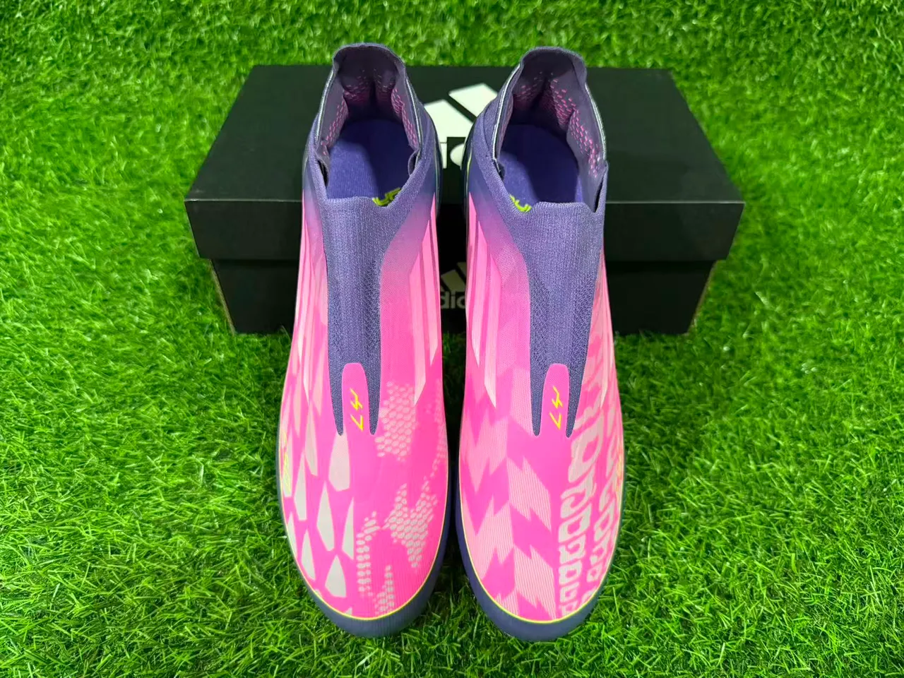 Adidas F50 বেগুনি গোলাপি সক-ফিট কলার জ্যামিতিক ওভারলে ফার্ম গ্রাউন্ড সকার জুতা 5