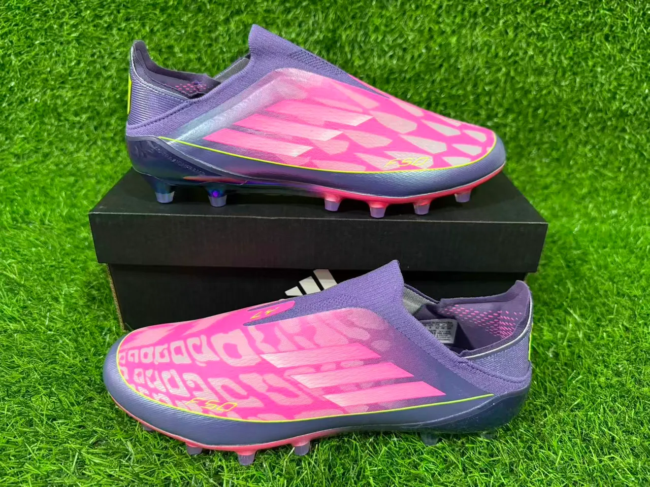Adidas F50 বেগুনি গোলাপি সক-ফিট কলার জ্যামিতিক ওভারলে ফার্ম গ্রাউন্ড সকার জুতা 8