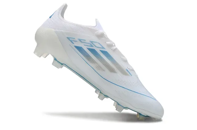 Adidas F50 Chaussures de football blanc et bleu upper tricot low-cut détails rayures horizontales graphiques Firm-Ground 2