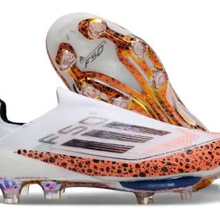 Adidas F50 Blanc Orange Chaussures de football à tige basse avec upper ajusté comme une chaussette overlay sur l'avant-pied tacheté pour terrain ferme