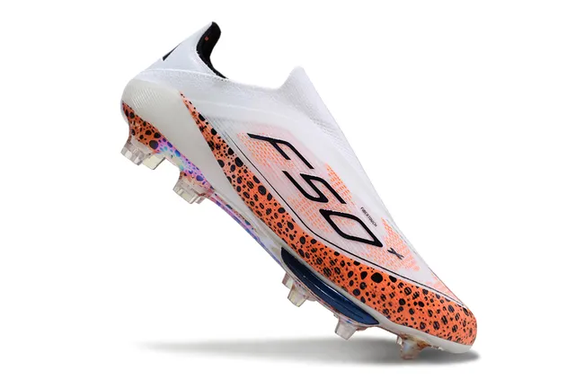 Adidas F50 Blanc Orange Chaussures de football à tige basse avec upper ajusté comme une chaussette overlay sur l'avant-pied tacheté pour terrain ferme 2
