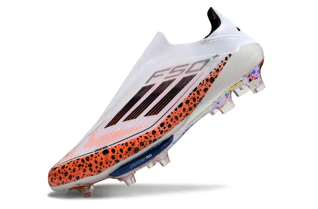 Adidas F50 Blanc Orange Chaussures de football à tige basse avec upper ajusté comme une chaussette overlay sur l'avant-pied tacheté pour terrain ferme 3