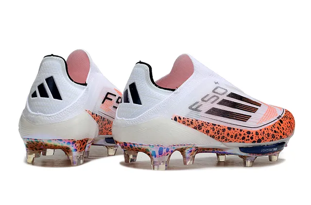 Adidas F50 Blanc Orange Chaussures de football à tige basse avec upper ajusté comme une chaussette overlay sur l'avant-pied tacheté pour terrain ferme 5
