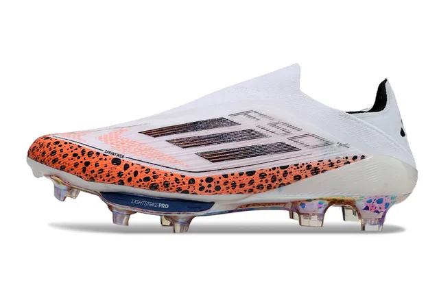 Adidas F50 Blanc Orange Chaussures de football à tige basse avec upper ajusté comme une chaussette overlay sur l'avant-pied tacheté pour terrain ferme 7