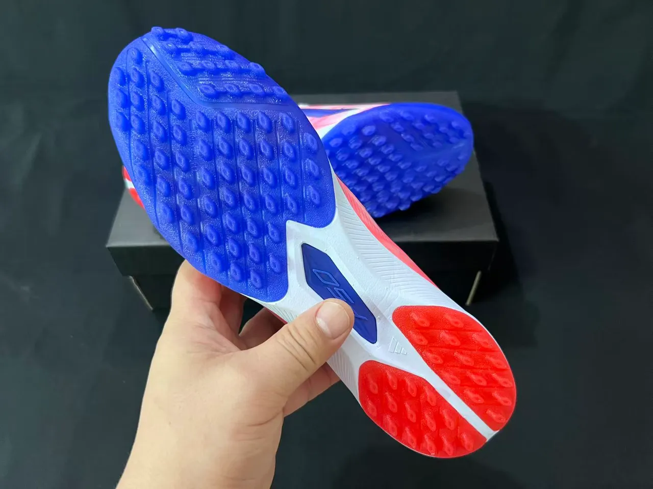 Adidas F50 أبيض وردي منخفض القطع مسامير مخروطية مطبوعة أرضية تركة أحذية كرة القدم 2