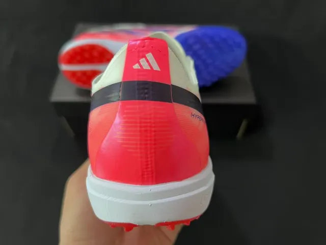 Adidas F50 أبيض وردي منخفض القطع مسامير مخروطية مطبوعة أرضية تركة أحذية كرة القدم 3