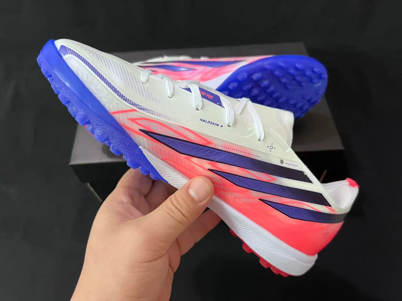 Adidas F50 أبيض وردي منخفض القطع مسامير مخروطية مطبوعة أرضية تركة أحذية كرة القدم 4
