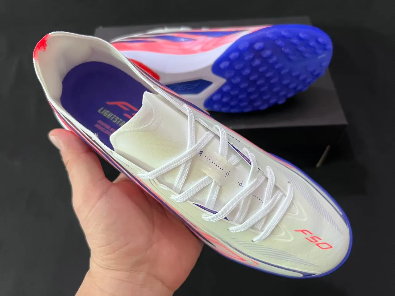 Adidas F50 أبيض وردي منخفض القطع مسامير مخروطية مطبوعة أرضية تركة أحذية كرة القدم 5