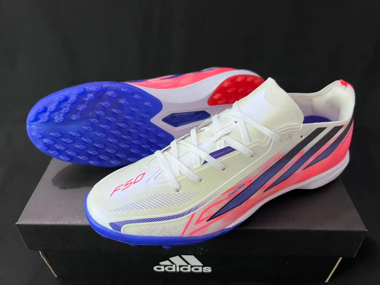 Adidas F50 أبيض وردي منخفض القطع مسامير مخروطية مطبوعة أرضية تركة أحذية كرة القدم 9